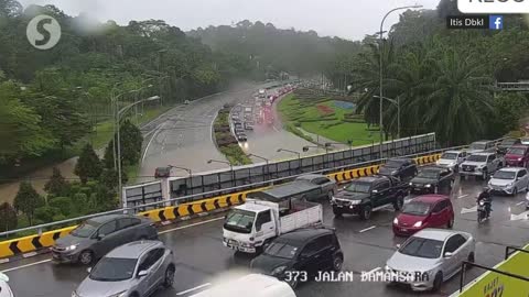 Floods: Several major roads in KL submerged