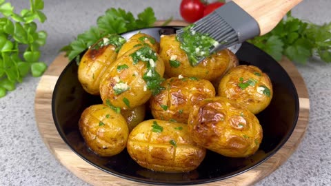A cheap and delicious recipe for potatoes with garlic butter!