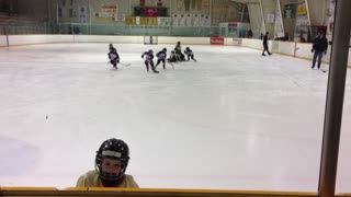 Niño ignora completamente el juego de hockey - ¡necesita ir al baño!