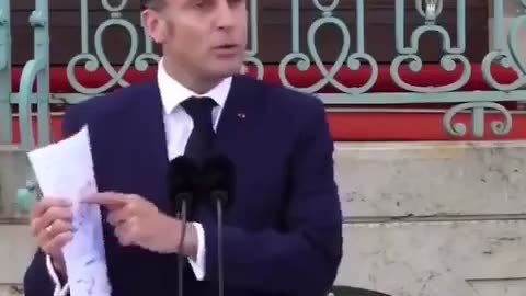 Macron with a map at a press conference calls to give permission to Ukraine to