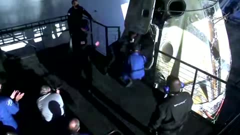 SpaceX capsule splashes down, returning astronauts