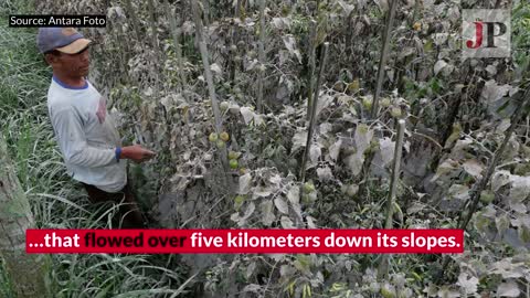 Merapi volcano spews out lava, volcanic ash, hundreds flee their homes