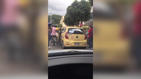 Video registró pelea entre taxista y motociclista en plena vía de Bucaramanga