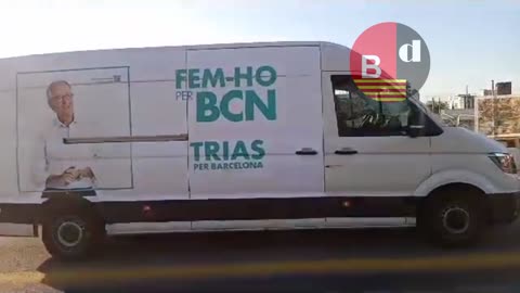 Una furgoneta de campaña de Trias entra en dirección prohibida y encuentra un bus