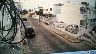 Así roban repuestos de carros parqueados en las calles de Cartagena