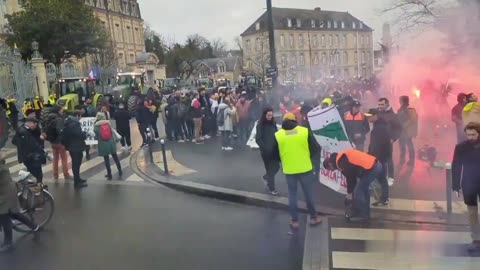 🚨UPDATE: Massive crowd of people on the streets to support the French farmers