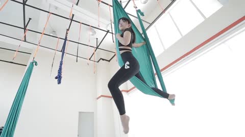 Different experience of Aerial Yoga 空中瑜伽 class in 6 meter ceiling height studio!