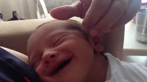 (SLEEPING HILLARIOUS BABY) O bebê gosta de quando a mãe faz carinho - Bebê sorrindo