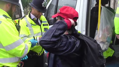 #ANTITRUMPRALLY BASED AMYS ARREST POPPING BABY TRUMP BLIMP 04/06/2019