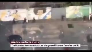 Traficantes tendo treinamento de guerrilha em favela no Rio de Janeiro