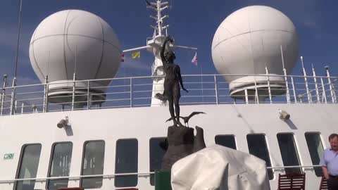 Traumschiff ZDF MS Deutschland Kreuzfahrt Schifffahrt Gruß Statue vorne