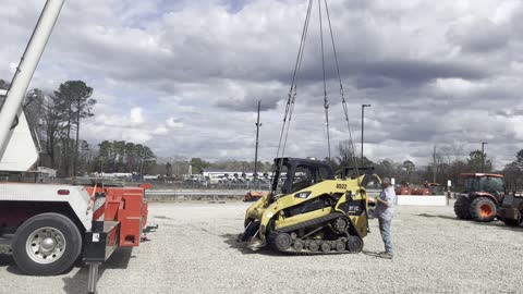 Loading Caterpillar 287C with 45-ton crane 1/3