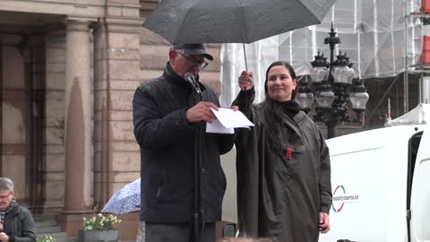 Lars Drake talar på manifestationen för fred och frihet