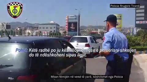 Çmenduria e nënës, mban fëmijën në sediljen e parë të mjetit në autostradë