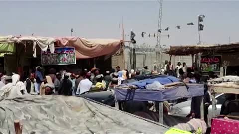 Afghans queue to cross into Pakistan