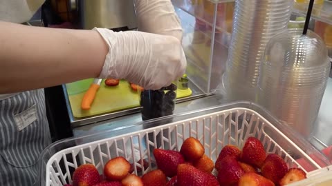 Non-Stop Order! Clean and Fresh Fruit Juice Making _ GwangJang Market in Seoul - Korean street food