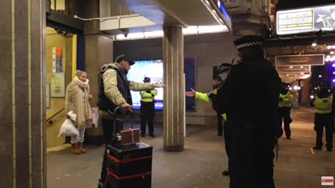 #Antilockdown man tells police to f88k off gets arrested Leicester Square #Antilockdown 31/12/2020