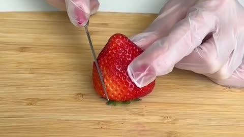 This strawberry trick is so cool 😍🤯