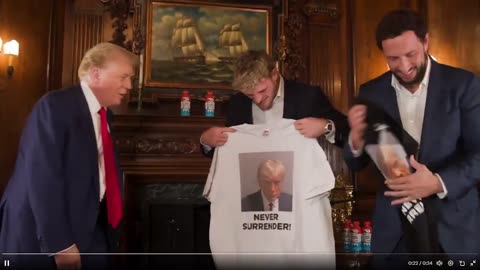 WOW! TT. Trump tặng Logan Paul một số mũ và một chiếc áo sơ mi có in hình ảnh của ông ấy trên đó