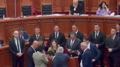 Rama frikacak, pasi përjashtoi gjysmën e deputetëve të PD-së, shfaqet në Parlament