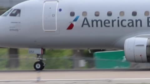 EMBRAER 175 Envoy Air American Eagle 3924 arriving at St Louis Lambert Intl - STL