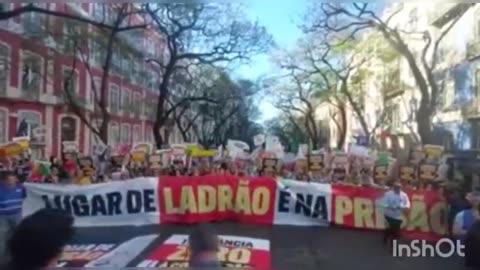 Protests against President Lula during his visit to Portugal. "Lula thief, your place is in prison" shouts the Portuguese people.