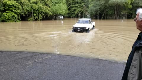 4×4 in Major Flood on the Russian River!