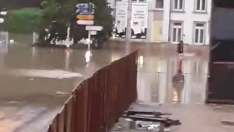 Inondations sur la place François-Joseph Dargent à Luxembourg