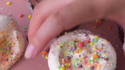 Make sprinkles out of candy with this cupcake hack 🧁