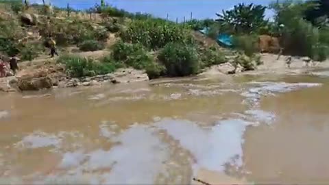 Comunidades del norte de Bucaramanga cruzan el Río de Oro en balsas improvisadas