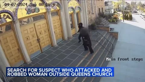 Un hombre ataca a una anciana en la entrada de una Iglesia