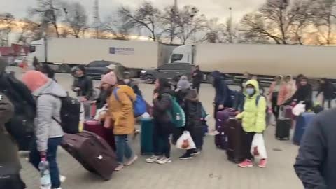 The first batch of evacuees from Ukraine reach Romania via the Suceava border crossing