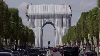 Arc de Triomphe gets wrapped