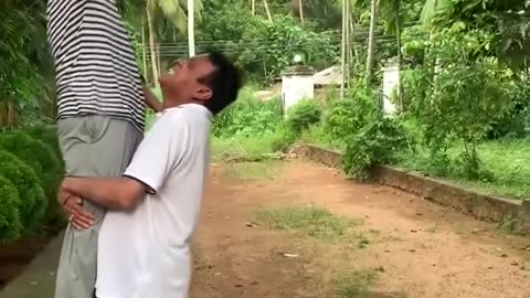 Man lift to his wife after that😁😄😆🤣👌