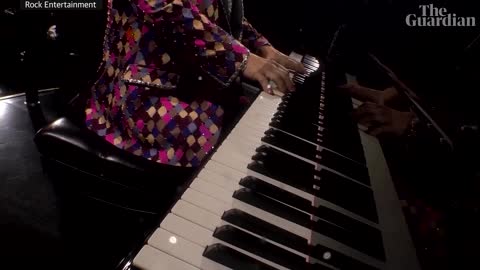 Elton John's tribute to Queen Elizabeth II at Toronto concert_ 'I'm glad she's at peace'