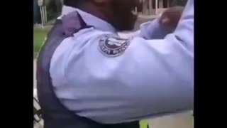 Policía de tránsito multa a otros policías