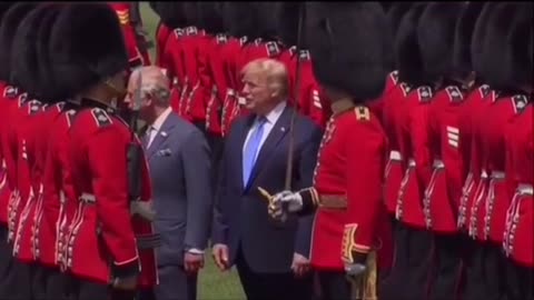 Trump “Teasing ”Queen's Guard on his Visit to Palace!