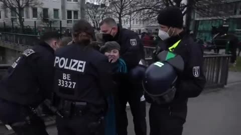 Hamburg - Januar 2022 - 10 Polizisten gegen 1 Frau!
