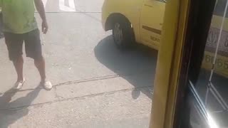 Mototaxista ataca a un bus de servicio público