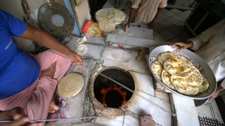 Naan Roti Cooking on the Delhi Streets.