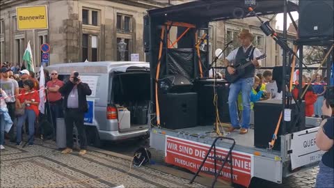 Estéban Cortez - DRESDEN, Theaterplatz, 29 10 2022 - TAG DER FREIHEIT, Spendensammlerinnen