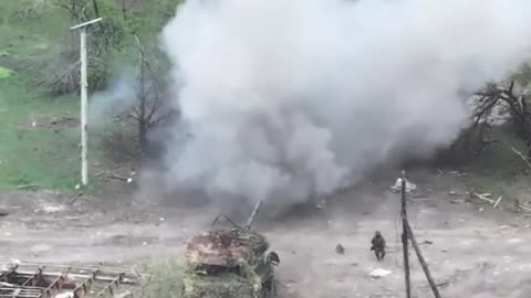 Ukrainian IED kills two Russian soldiers after one of them tries to pick it up