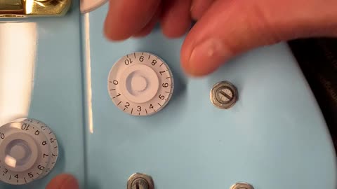 3D printed knob puller makes changing guitar knobs much easier
