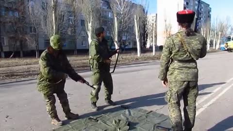 Guerra Civil da Ucrânia voluntário Rafael Marques Lusvarghi da instrução como montar um fuzil AK 74