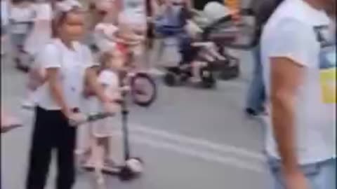 LE FAMIGLIE SCENDONO A MANIFESTARE IN SERBIA.