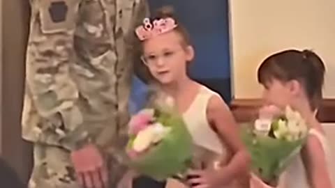 two little girls hug their father back from military service😻😻