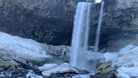 Up Close To Tamanawas Falls – Mount Hood – Oregon – 4K