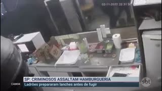 Assaltantes invadem hamburgueria e preparam lanches durante roubo | Primeiro Impacto (07/11/22)