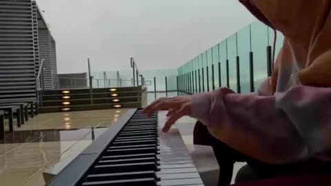 Piano playing like water drops.....