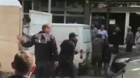 Emigrantë të paligjshëm i arratisen policisë në mes të Pogradecit.